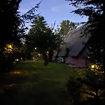 Charming Thatched Near The Water Feriehus